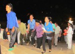 Thân nhân liệt sỹ được đoàn viên thanh niên đưa đến dự Lễ thắp nến tri ân tại Nghĩa trang Liệt sỹ huyện Trùng Khánh.
