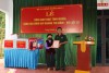 Đại tá Nông Công Trọng, Phó Chính ủy Bộ CHQS tỉnh trao quyết định tặng nhà tình nghĩa cho gia đình bà Hoàng Thị Đăm
